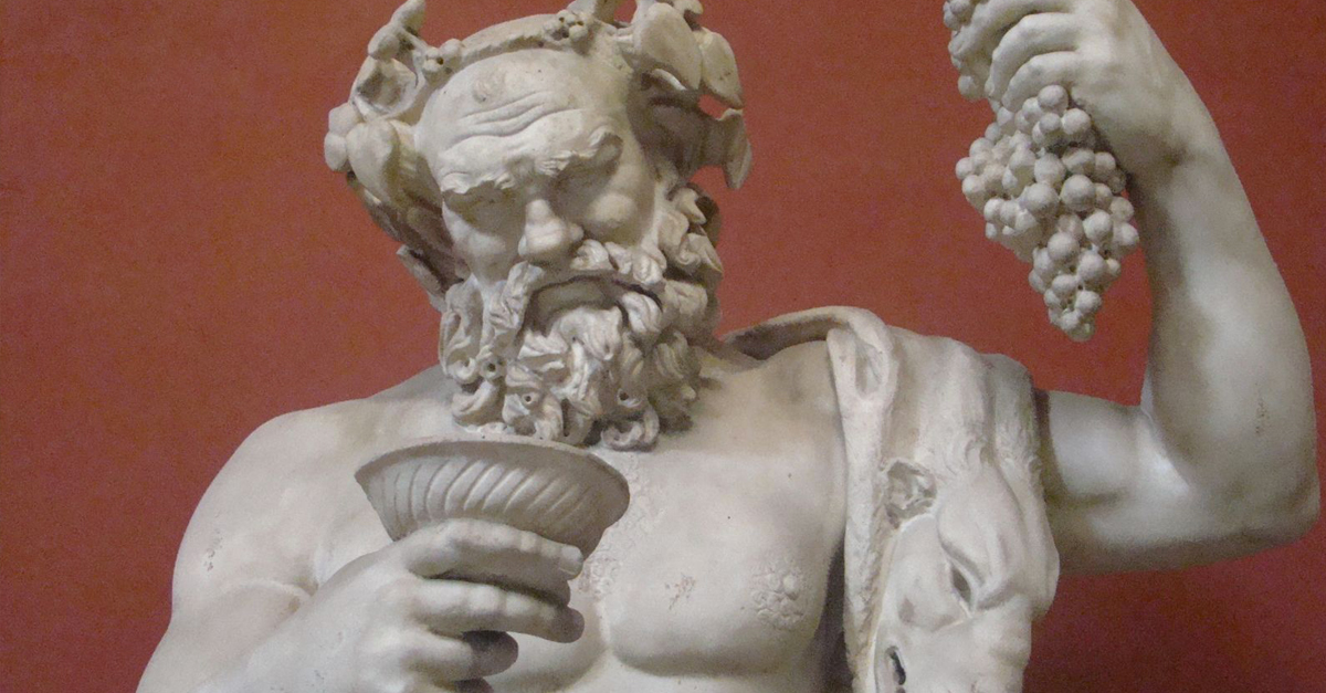 Statue de Silène tenant une grappe de raisin et une coupe de vin. Il était le dieu romain du vin et de l'ivresse, chef des satyres et le père nourricier et compagnon de Dionysos. (Bacchus). Musée du Vatican.